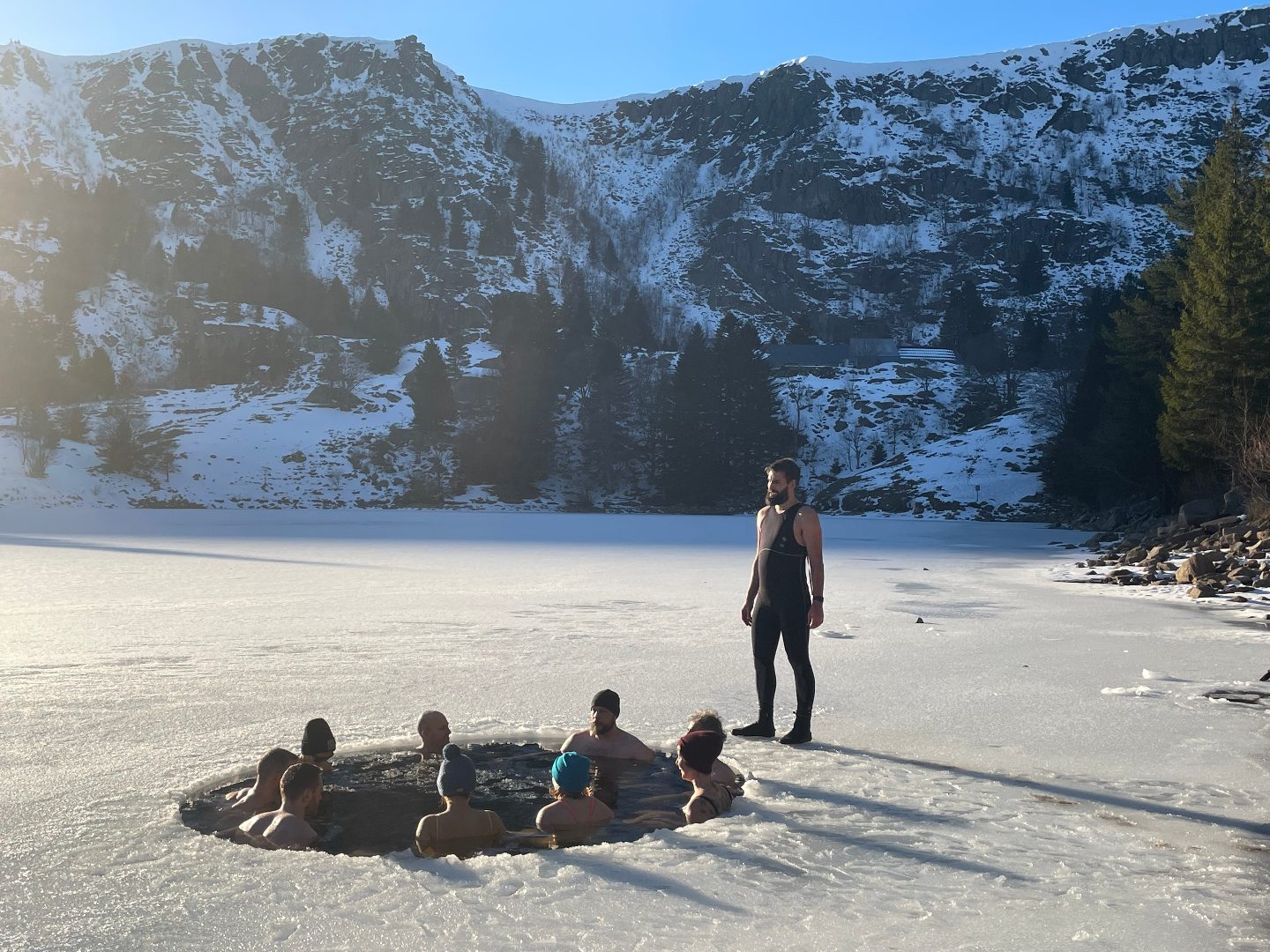 Le calme retrouvé dans un bain de glace au cœur des montagnes