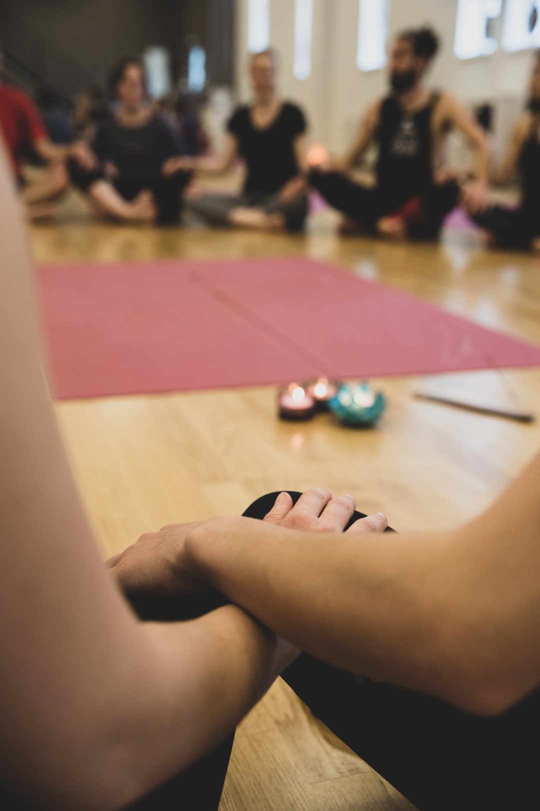 Un cercle de respiration en salle, l'instant où le groupe crée sa sécurité